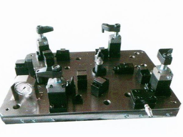 齒輪(lun)室罩(zhao)蓋液壓(ya)裌(jia)具(ju)